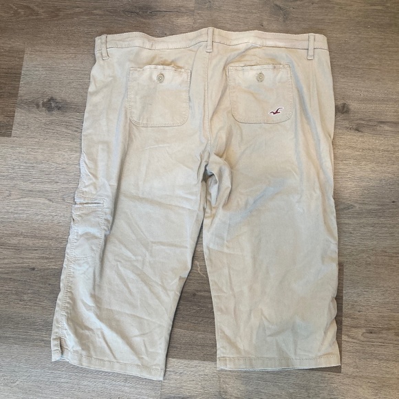 Hollister Khaki Capris Size 9 - Picture 2 of 3